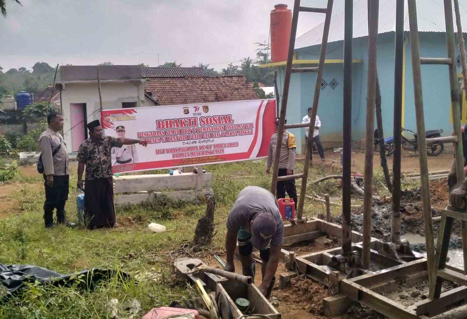 Dalam Rangka Hari Bhayangkara Ke-77, Polres Muba Bantu Bikin Sumur Bor di Air putih Ulu Plakat Tinggi 