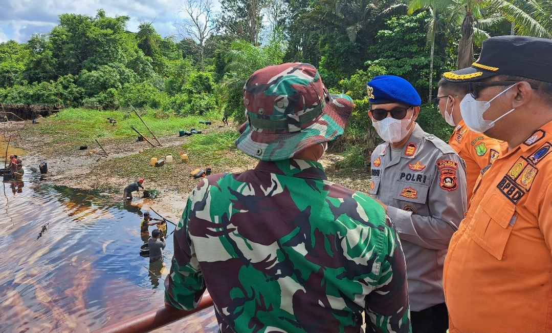 Lakukan Peninjauan, Ini Langkah Pembersihan Sungai Dawas Dari Pencemaran Minyak