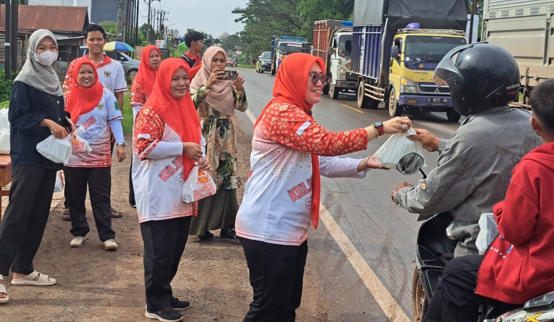 Pemerintah Kelurahan Sungai Lilin Bagikan 100 Paket Takjil Kepada Warga