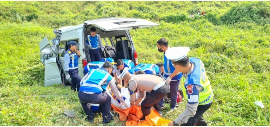 Hiace Sruduk Trailer di Tol Semarang-Batang, 7 Orang Tewas