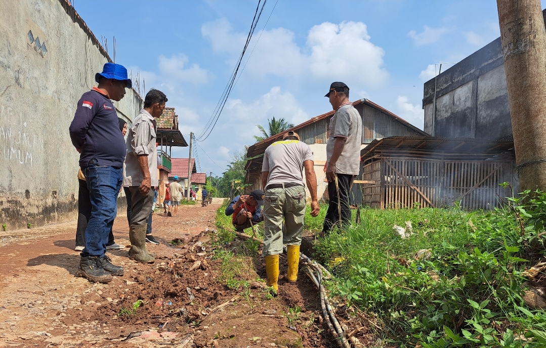Kembali Lanjutkan Gotong Royong, Bersihkan Lingkungan Dibelakang Pasar Sungai Lilin