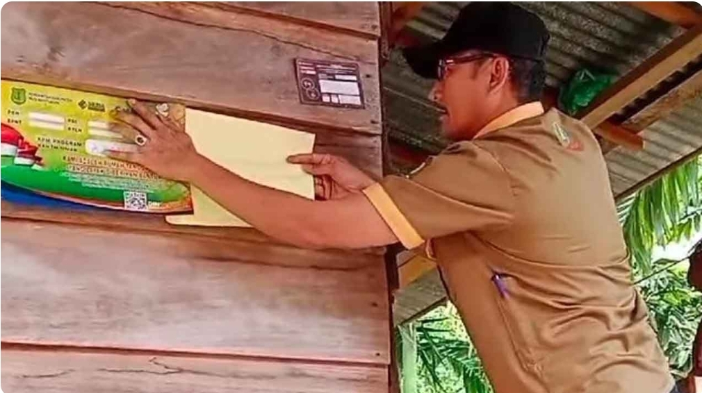 Pemkab Muba Monitoring Pemasangan Stiker Program Bantu UMAK di Kecamatan Lais