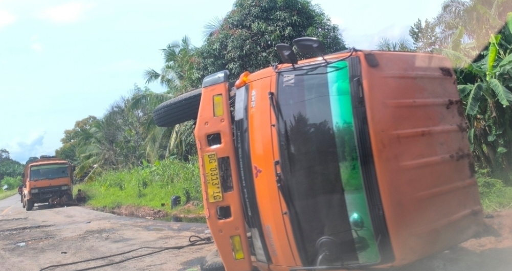 Truk Tangki CPO Terguling di Perbatasan Terusan–Kemang, Muatan Tumpah Ganggu Arus Lalu Lintas