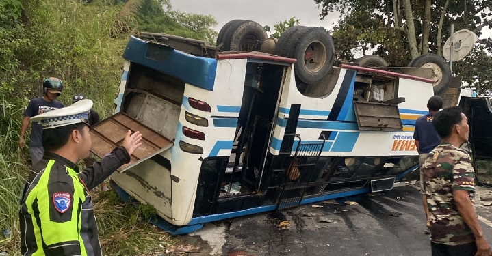 Bus Sarat Penumpang Terguling di Tanjakan Danau Ranau, 3 Luka Berat