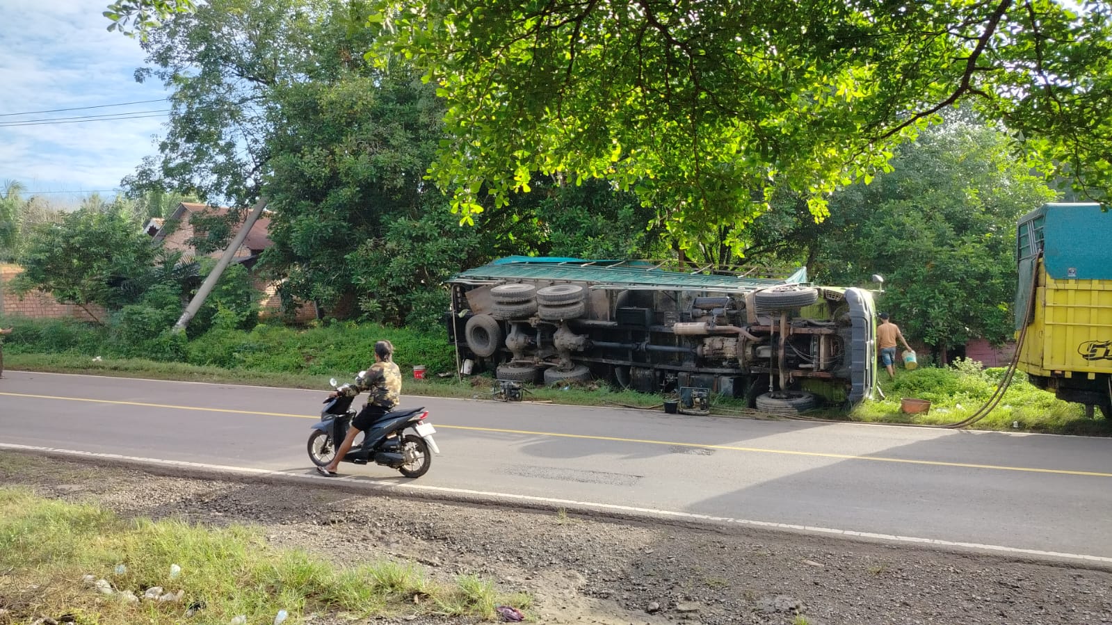 Truk Fuso Terguling di Jalintim Babat Supat, Hantam Tiang Listrik Hingga Miring