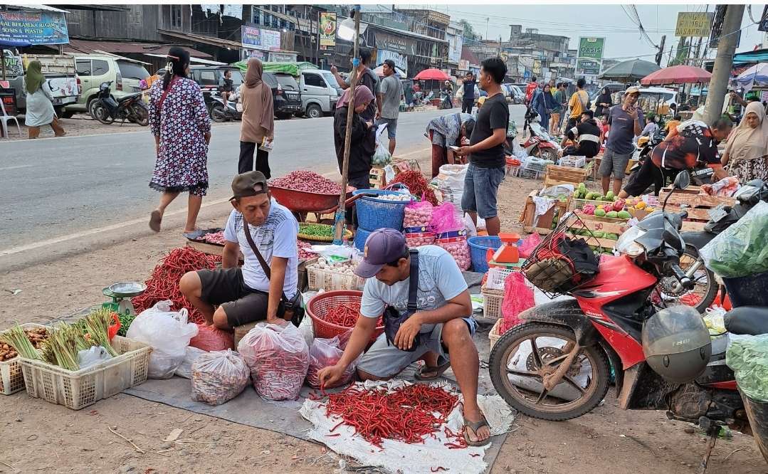 Lapak Pedagang Pasar Pagi Sungai Lilin Penuhi Bahu Jalintim Palembang - Jambi, Ganggu Arus Lalu Lintas