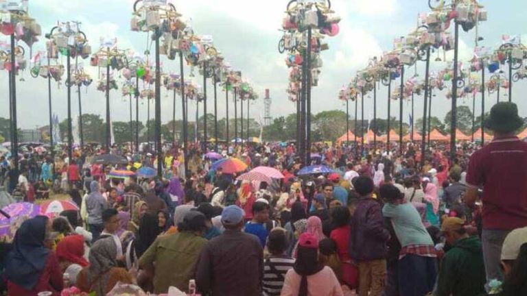 Ribuan Warga Palembang Kumpul, Saksikan Perlombaan Panjat Pinang Akbar, Begini Penampakannya