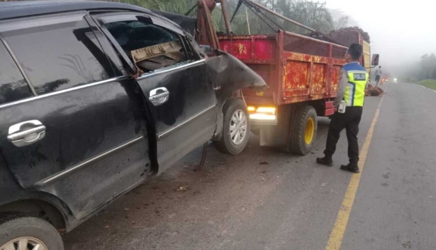 Hendak Ganti Ban, Sopir Truk Ini Meninggal Dihantam Innova, Kejadian di Jalintim Tungkal Jaya