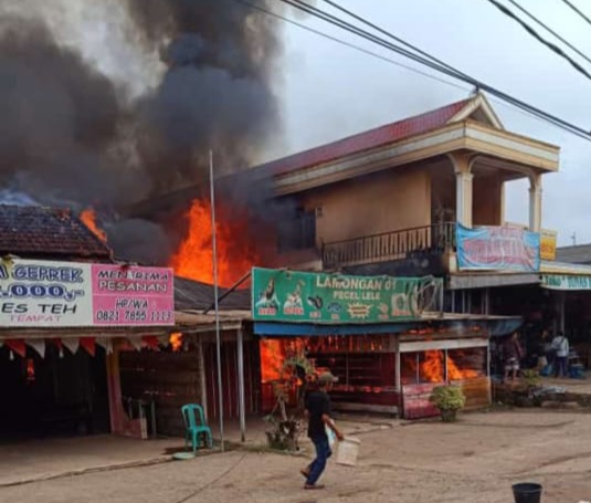 Cerita Detik-detik Kebakaran Yang Menghanguskan 2 Rumah Makan di Sungai Lilin