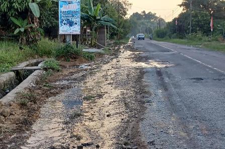 Pipa PDAM di Lais Bocor, Terkena Alat Berat 