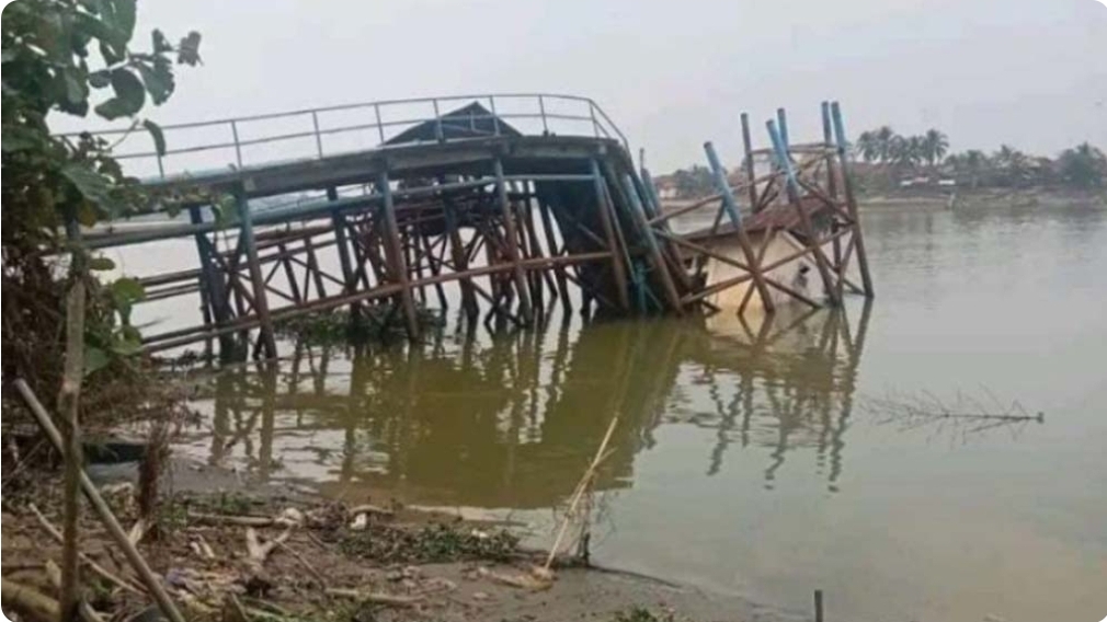 Rumah Pompa PDAM Tirta Betuah Ambruk hingga Nyaris Tenggelam ke Sungai