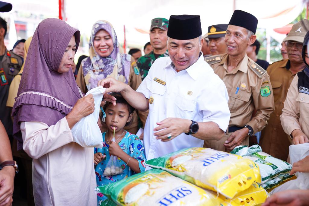 Masyarakat Kecamatan Lais Serbu Operasi Pasar, Pemkab Muba Sediakan 10 Ton Beras