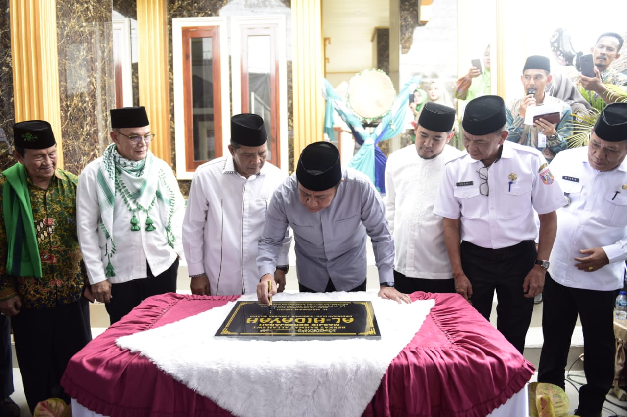 Resmikan Masjid di Banyuasin, Herman Deru Disambut  Sukacita Oleh Anggota Muslimat NU 