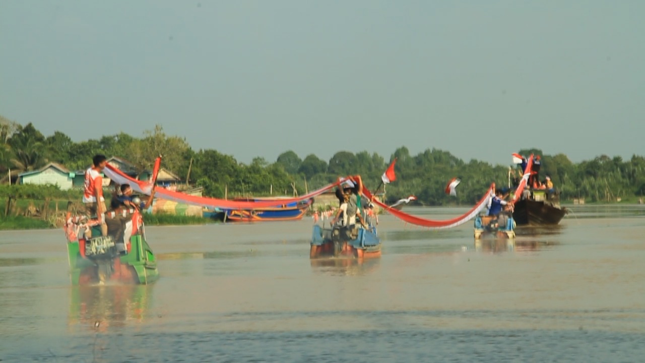Kecamatan Bayung Lencir  Bentangkan Bendera Merah Putih 177 Meter di Sungai Lalan