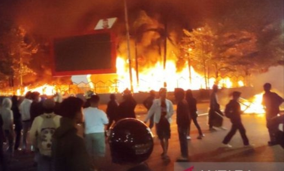 Gelombang Ricuh di Daerah: Pos Polisi Dibakar di Surabaya, Gedung DPRD Makassar Hangus Terbakar