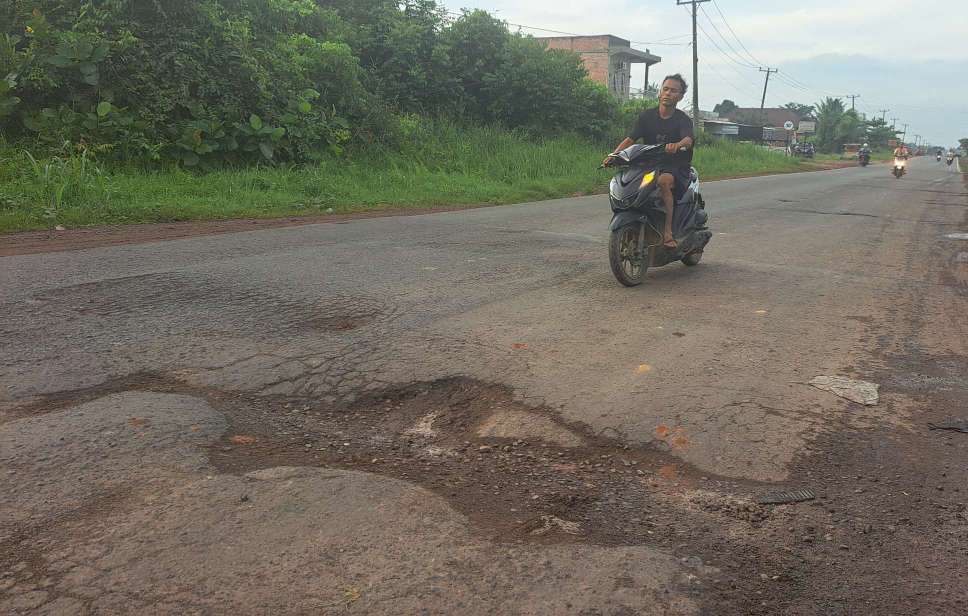 Lobang di Jalintim Pinang Banjar Kembali Muncul, Warga Khawatir Kecelakaan Terulang 