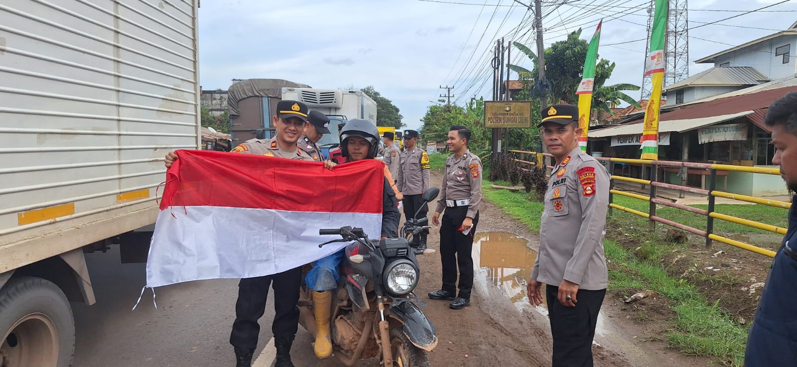 Semarak HUT RI ke-80, 2 Polsek di Jalintim Bagi-Bagi Bendera Merah Putih di Jalan Raya