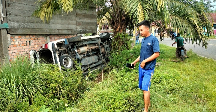 Kecelakaan Tunggal di Tikungan Pangeran Ngulak III, Kijang Innova Nyaris Hantam Rumah Warga