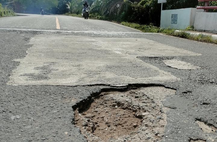 Lobang Ini Bahayakan Pengendara, Berharap Segera Diperbaiki 