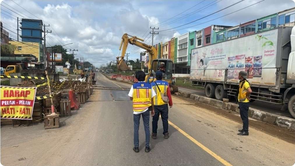 Genangan Air Hambat Perbaikan Jalintim Betung, Plat Baja Dipasang Agar Lalu Lintas Tetap Lancar