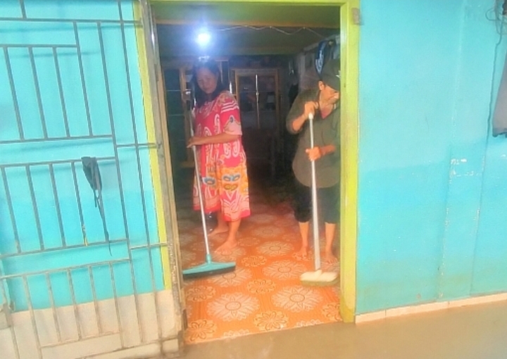 Banjir Berangsur Surut, Warga Kecamatan Sanga Desa Mulai Bersihkan Rumah
