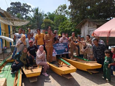 Nelayan Desa Terusan Terima Bantuan Perahu 