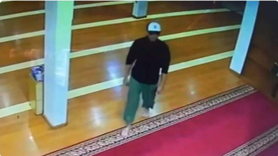 'VIRAL' WNA Asal Australia Maki dan Ludahi Imam Masjid di Bandung, Hanya Gara- Murotul Al-Qur'an