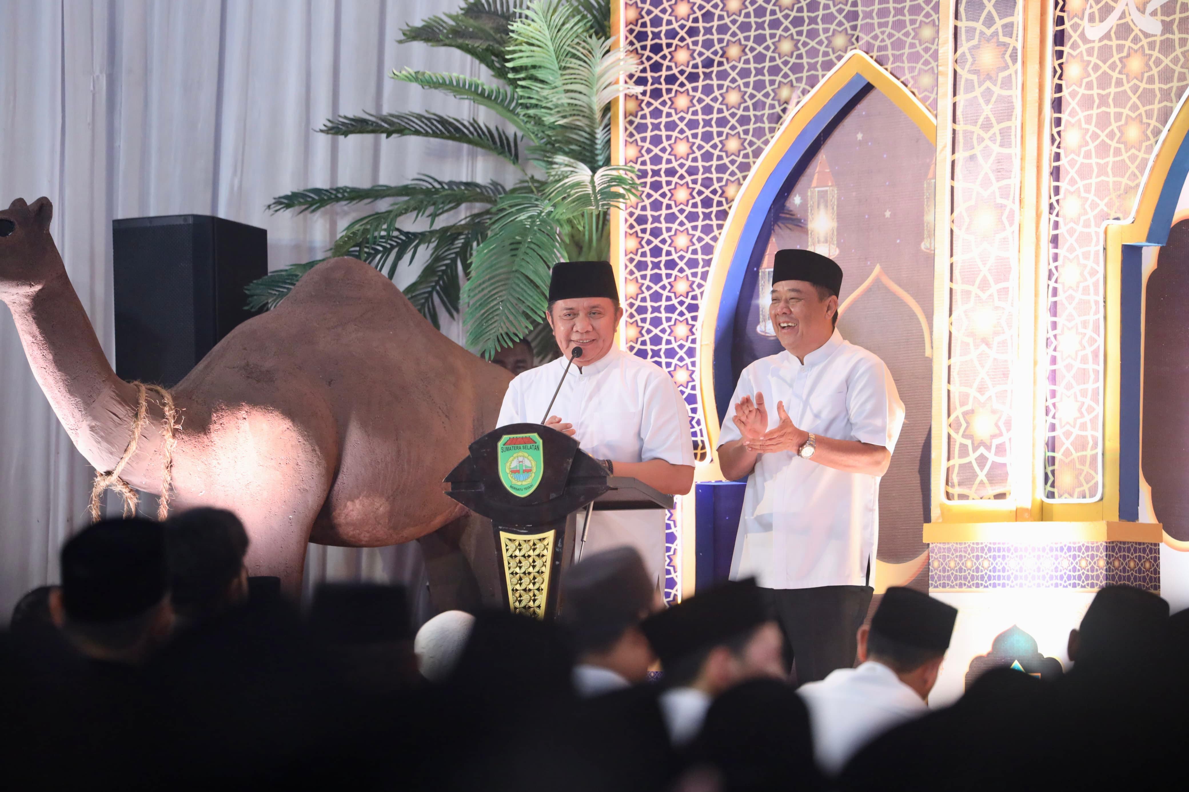 Awali Safari Ramadhan 1446 H, Gubernur  Wagub Sumsel Sholat Isya dan Tarawih Berjamaah Dengan Ribuan Jemaah 