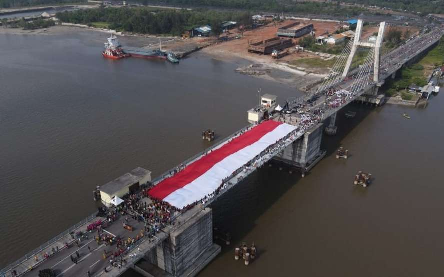 Bendera Merah Putih Terbentang di Jembatan Emas Pangkal Pinang, Peringati Hari Lahir Pancasila