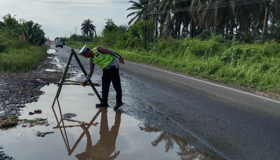 Cegah Kecelakaan di Jalintim, Petugas Poslantas Simpang Tungkal Pasang Tanda Dibeberapa Titik Jalan Rusak
