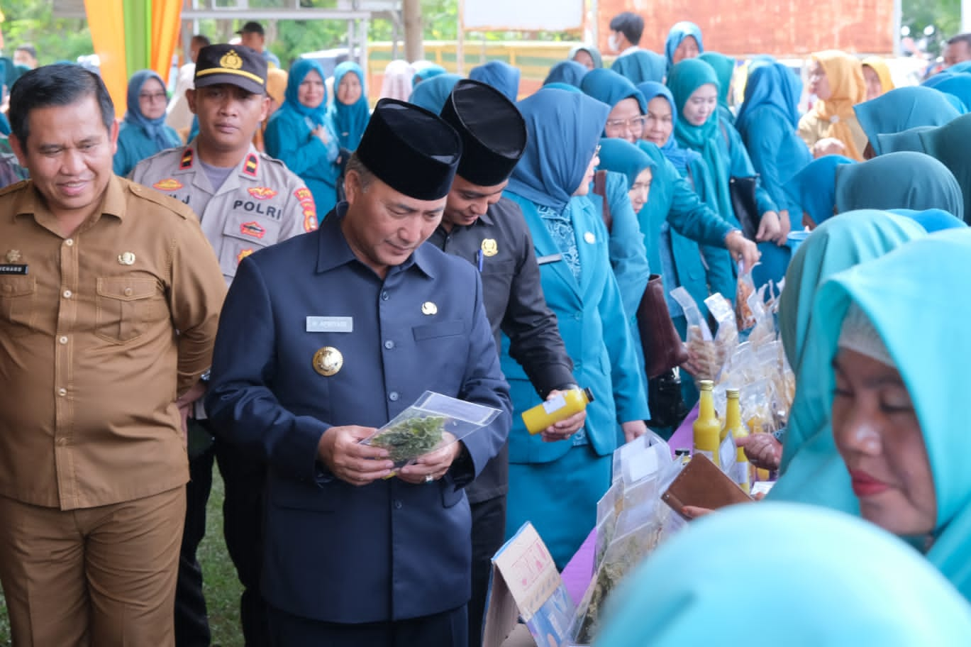 Tandang ke Plakat Tinggi, Pj Bupati Apriyadi Borong Jualan Emak-emak TP PKK