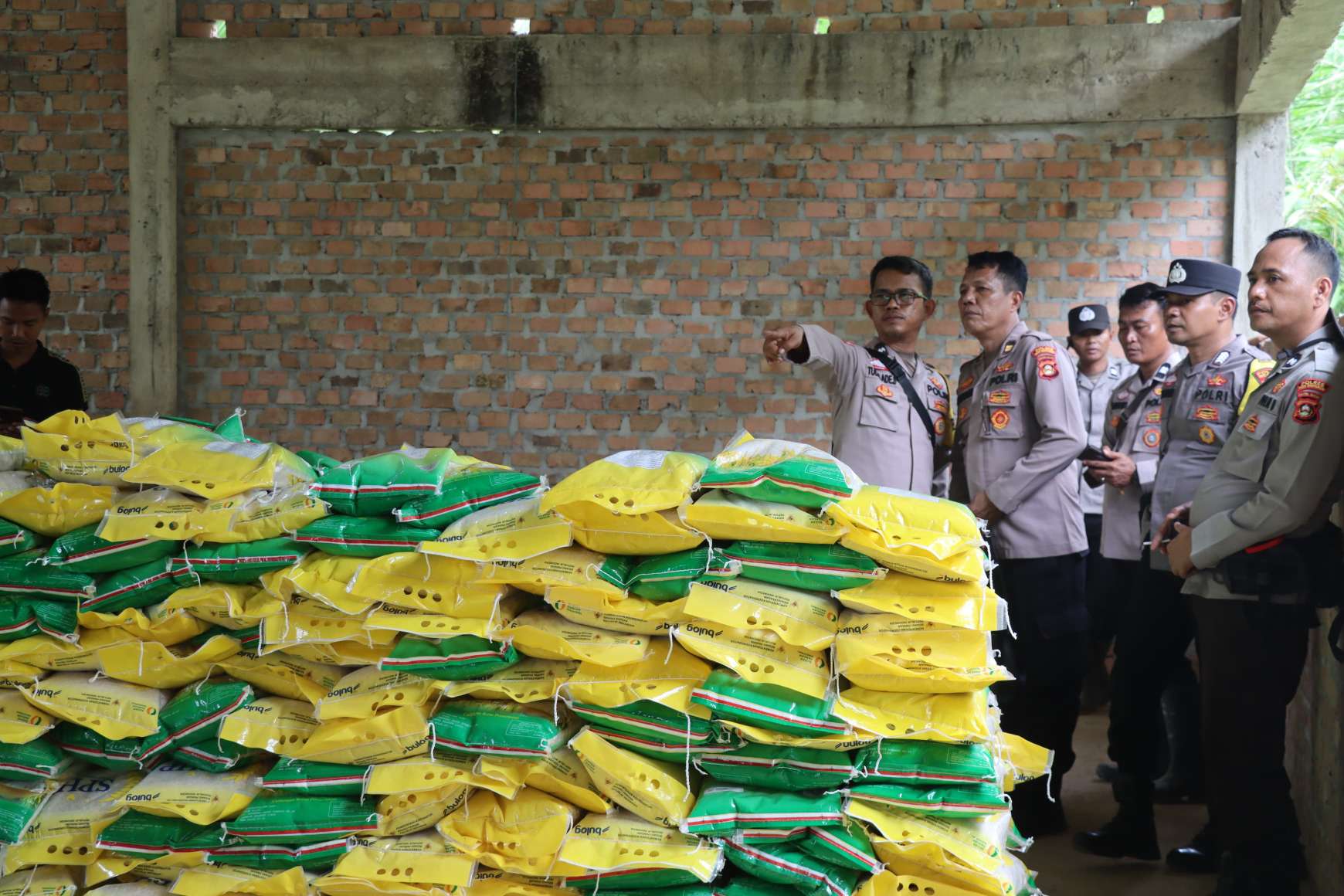 Polres Muba Gelar Gerakan Pangan Murah di Desa Ulak Embacang, 1.200 Karung Beras Ludes Terjual