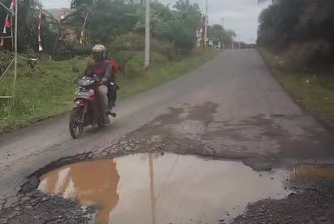 Jalan Talang Siku–Keluang Makin Banyak Kerusakan, Truk Tangki Jumbo Tetap Melenggang