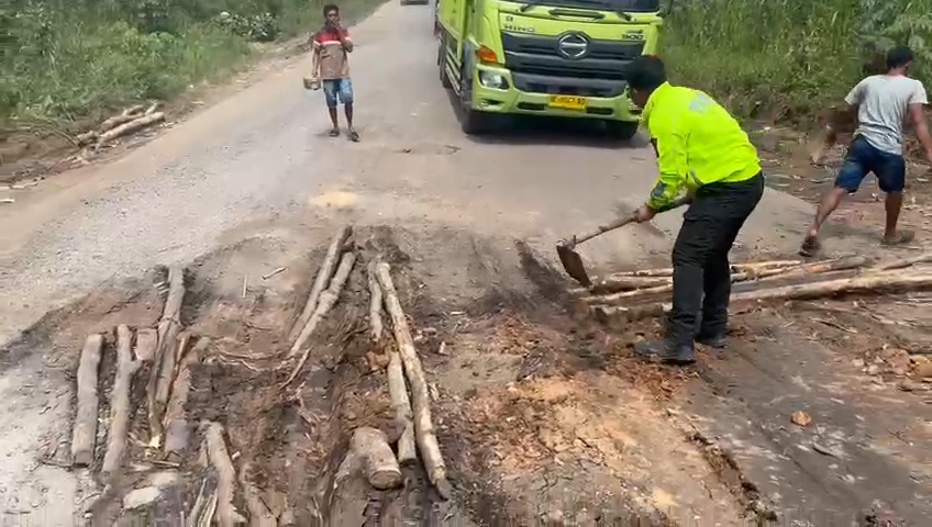 Kerusakan Jalintim di Kaliberau Bayung Lencir Makin Parah, Kemacetan Mengular hingga Petugas Turun