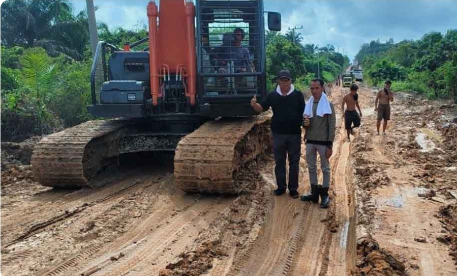 Akses Jalan Desa Rusak, Pemdes dan Warga Keban 1 Swadaya Lakukan Perbaikan