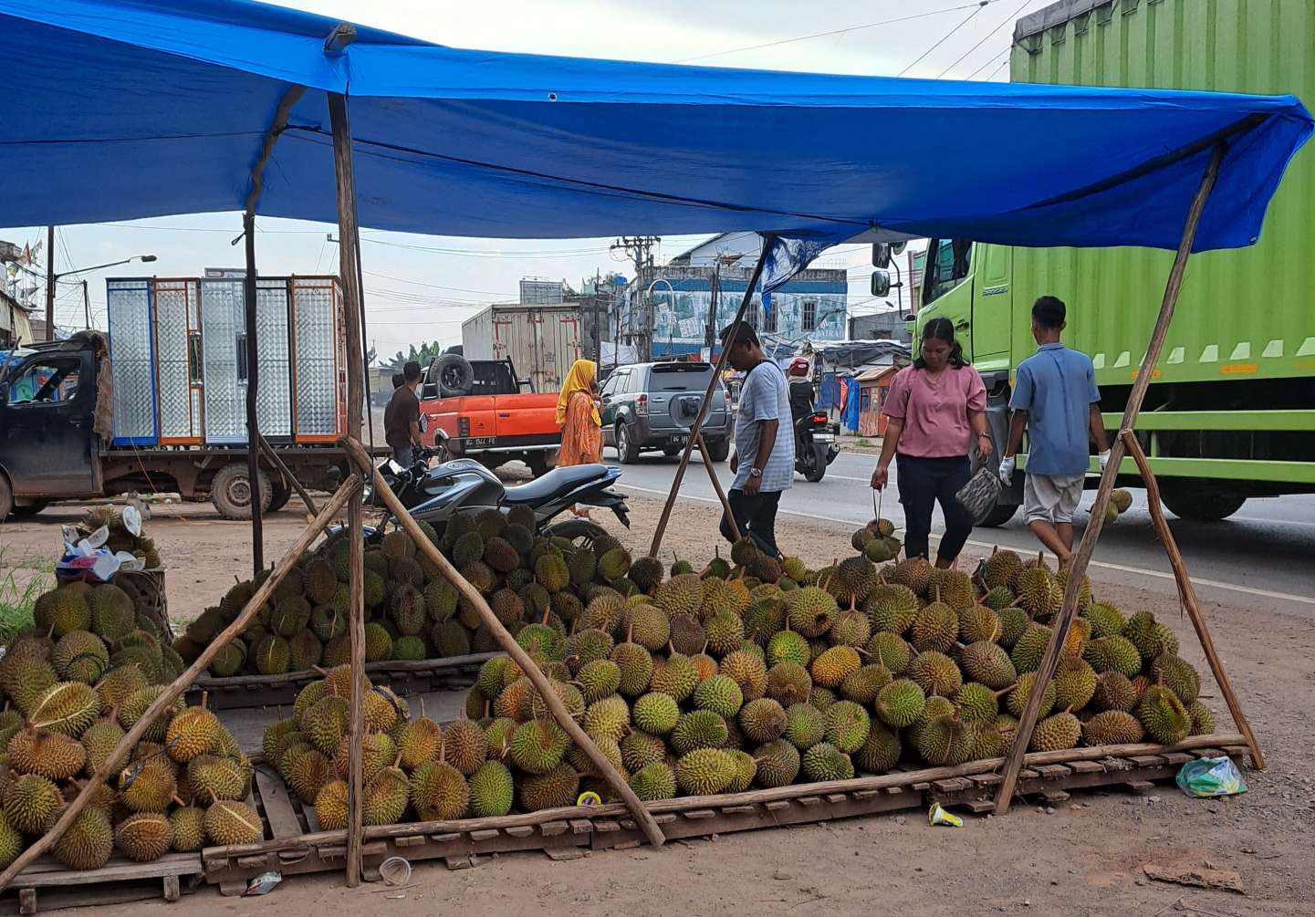 Musim Durian, Banyak Lapak Durian Dadakan di Jalintim