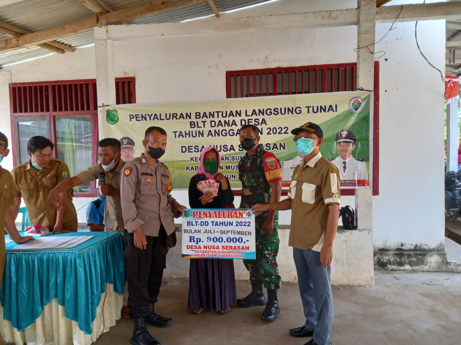 Pemdes Nusa Serasan Bagikan BLT Tahap III