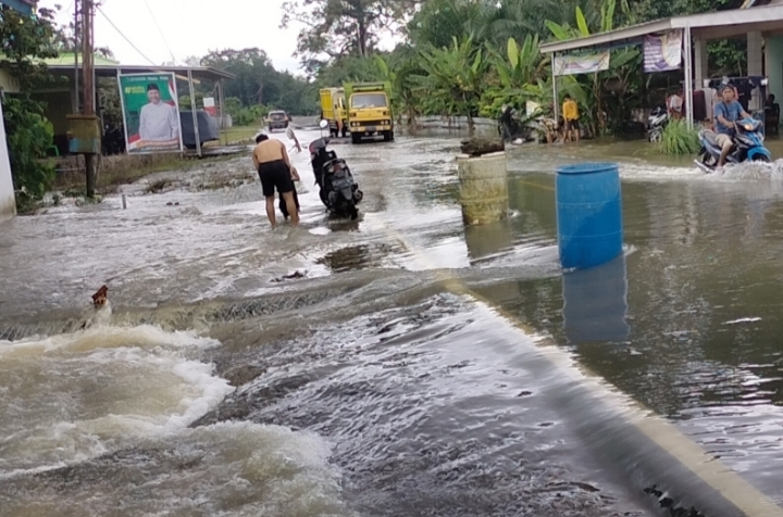 Kondisi Jalan Lintas Sekayu - Lubuk Linggau di Kecamatan Sanga Desa, Beberapa Ruas Jalan Tergenang Banjir