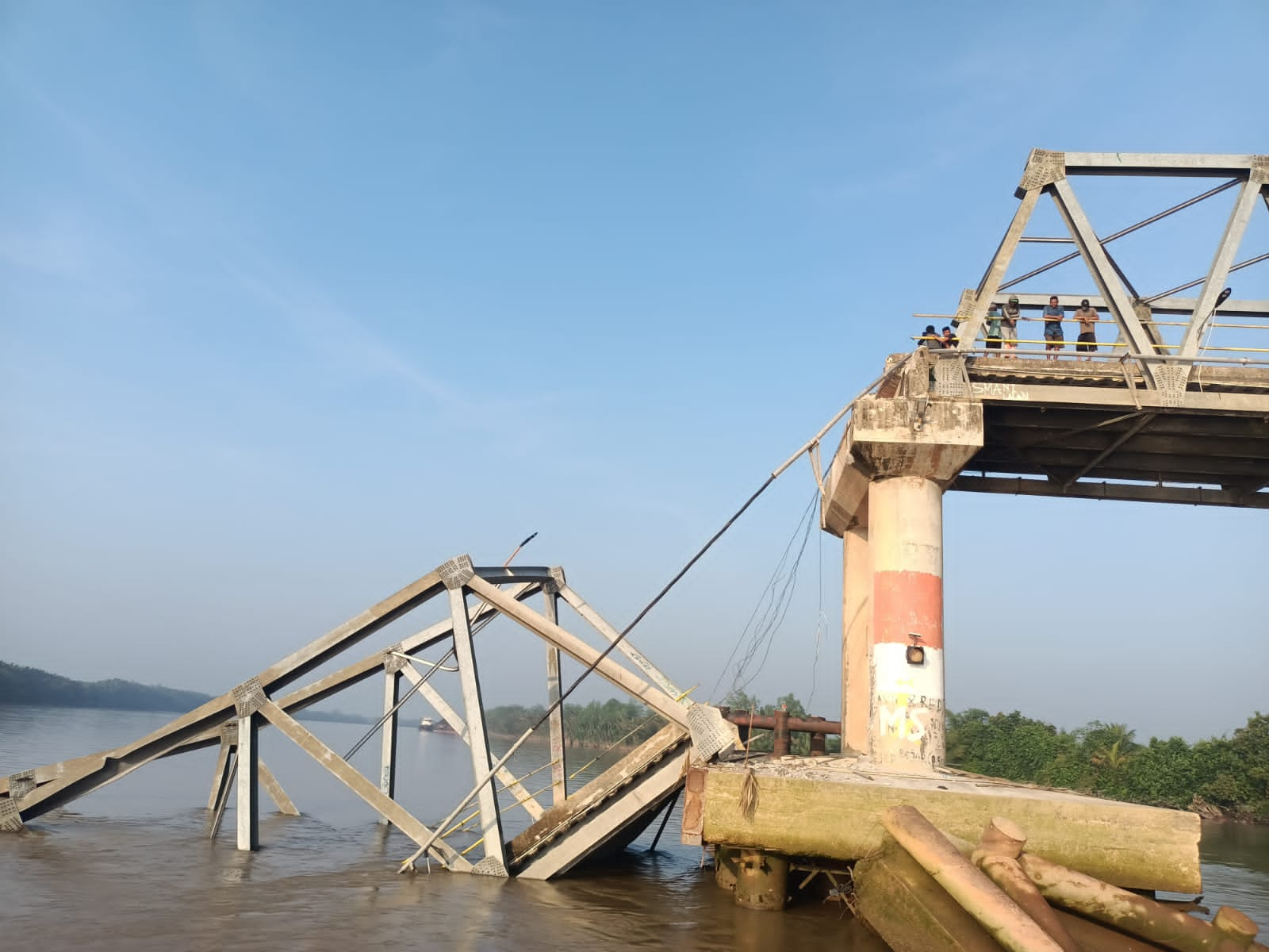 Listrik PLN Pulih, Pemkab Muba Koordinasikan Perbaikan Jembatan Ambruk Akibat Tongkang Batu Bara