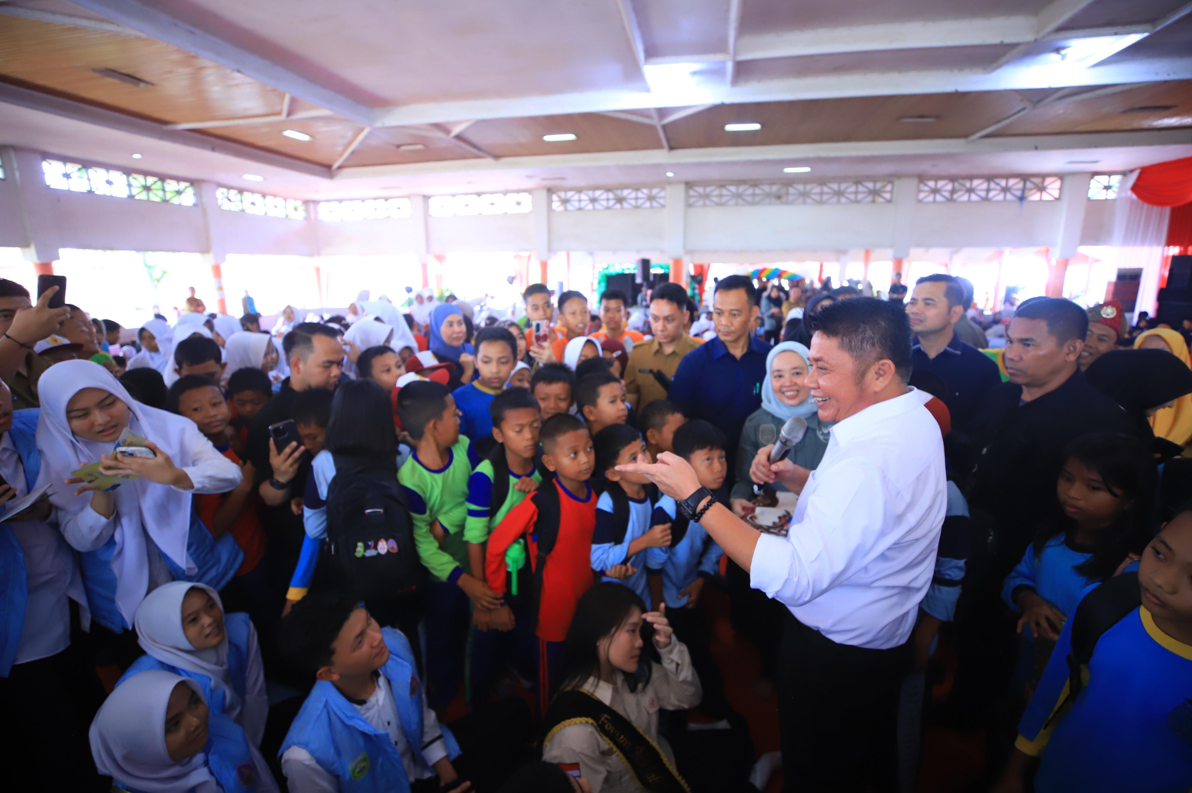 HAN 2025 di Sumsel: Herman Deru Bernyanyi, Bermain, dan Berbagi Keceriaan Bersama Anak-Anak