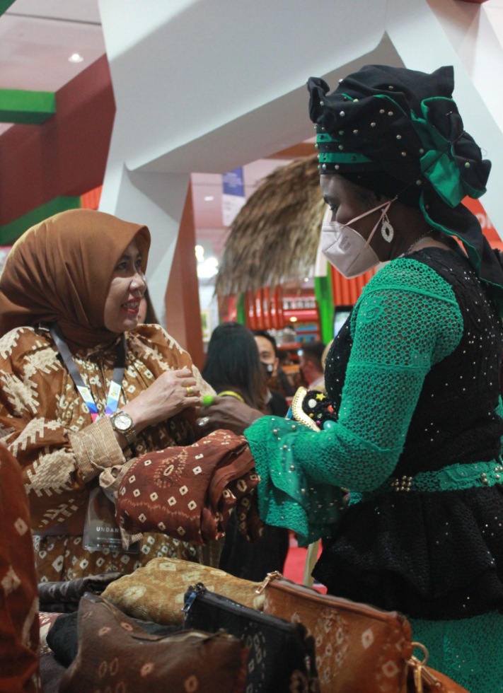 Gambo Muba Sabet Best Design Fashion di Ajang APKASI Expo 2022