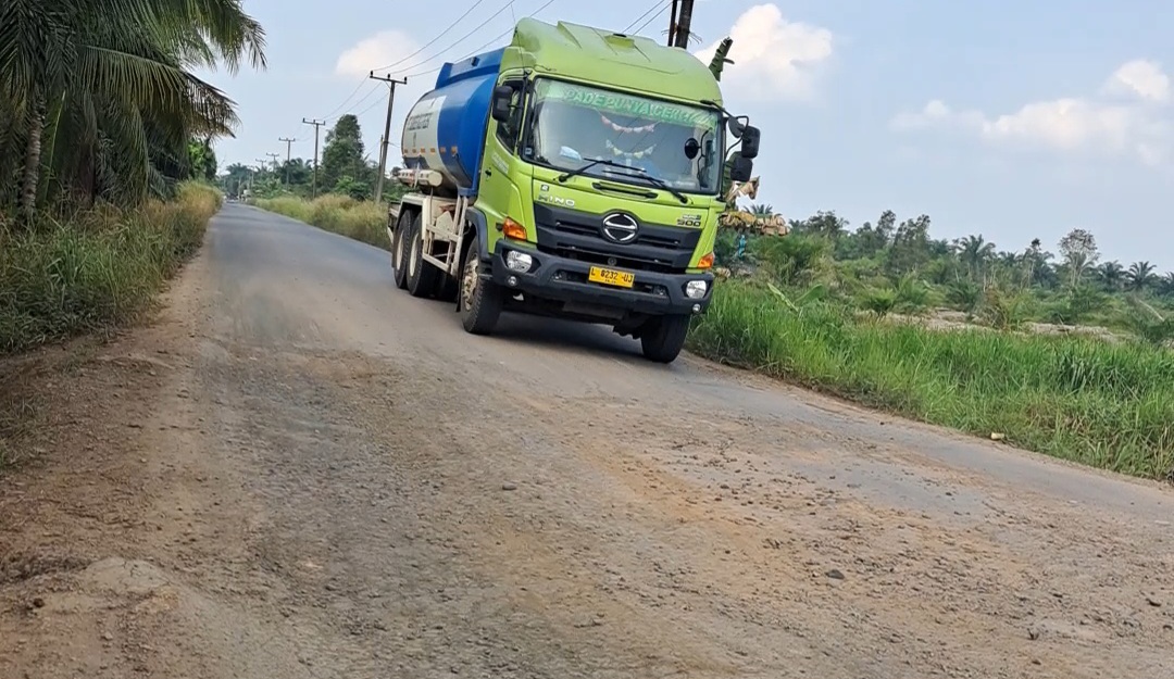 Jalan Talang Siku-Keluang Makin Banyak Kerusakan, Warga Soroti Bebasnya Mobil Tangki Melintas