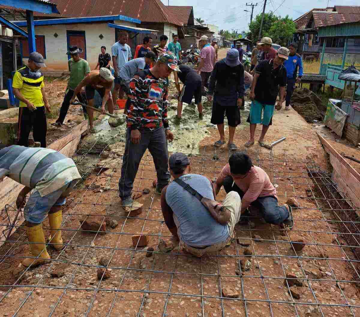 Patut Diapresiasi, Warga Teluk Kemang Swadaya Benahi Infrastruktur Rusak