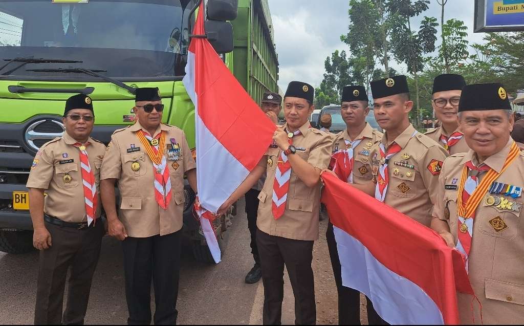 Forkopimcam Sungai Lilin Bagikan Bendera Merah Putih kepada Pengguna Jalan, Semarakkan HUT RI ke-80 