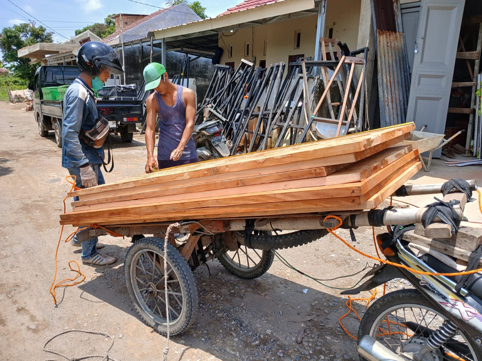 Butuh Pintu Rumah dan Kusen? Pedagang Keliling Ini Siap Mendatangi Rumah Konsumen