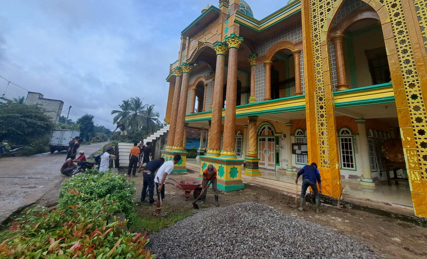 Jelang Ramadhan, Warga Dusun 4 Pinang Banjar Gotong Royong Bersihkan Masjid dan Musollah