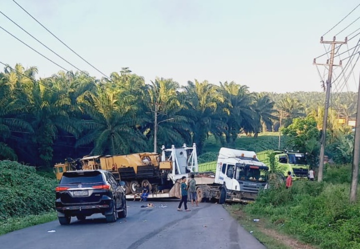 Tidak Kuat Nanjak, Truk Trailer Mogok hingga Tutupi Jalinteng di Kecamatan Lais