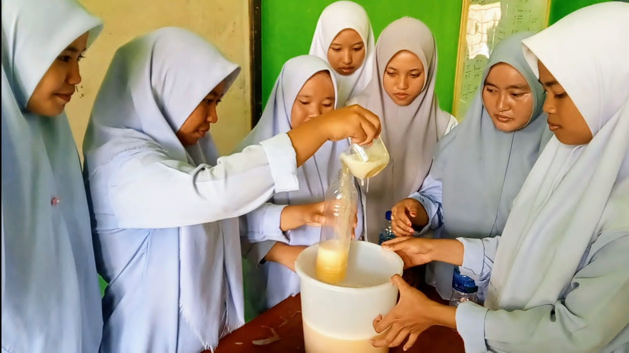 Membanggakan, Pelajar SMK Alfudhola Sungai Lilin Berhasil Olah Sampah Organik Jadi Sabun Cair Ramah Lingkungan