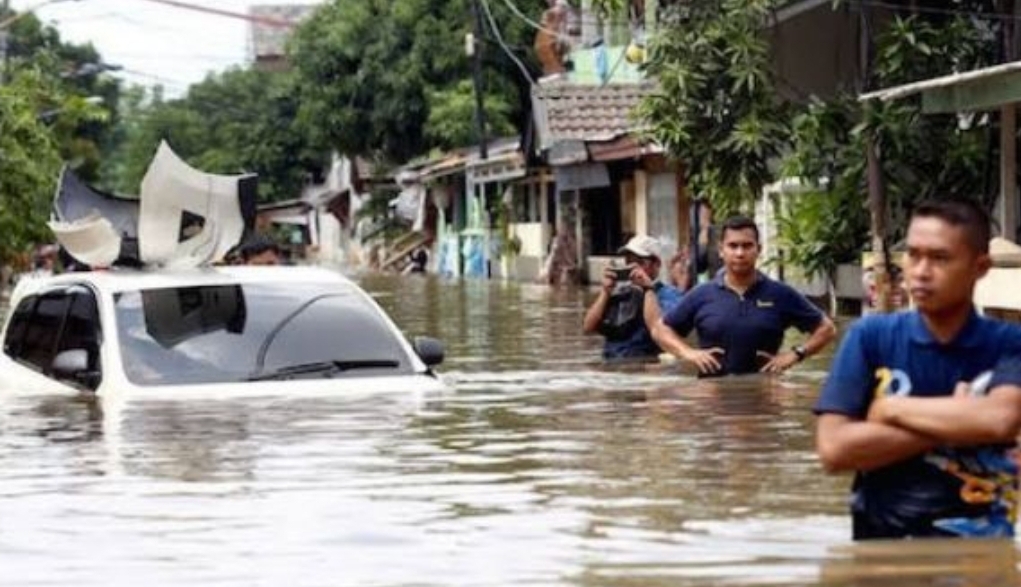 Inilah Tips Berkendara Mobil Listrik Saat Melewati Banjir