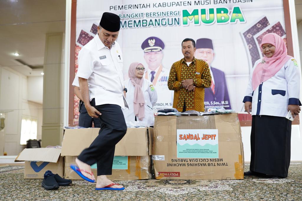 Pj Bupati Apriyadi Borong 500 Pasang Sendal Jepit, Produk Handmade Petani Karet Plakat Tinggi